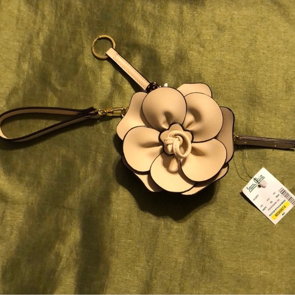 Flower design coin purse / wristlet with zip closure - Picture 2 of 5